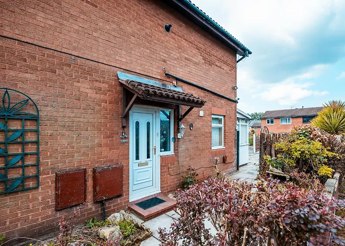 Holiday home 3-bed Retreat - Sleeps 8 Garden & Parking Manchester