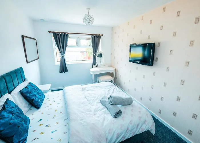 3-bed Retreat - Sleeps 8 Garden & Parking Manchester