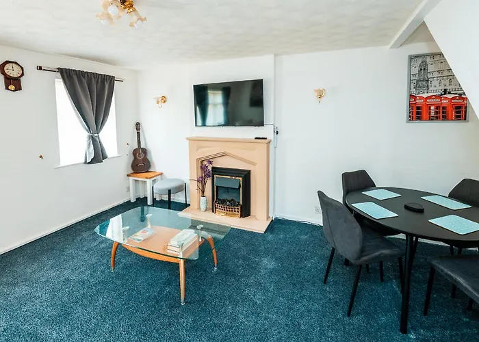 3-bed Retreat - Sleeps 8 Garden & Parking *