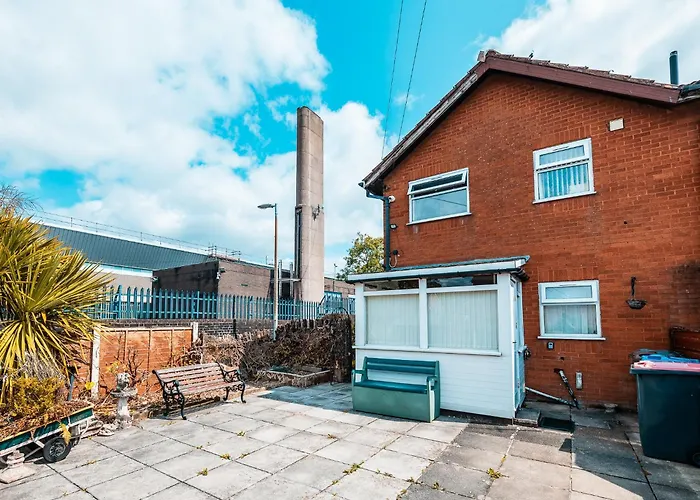 3-bed Retreat - Sleeps 8 Garden & Parking * Manchester