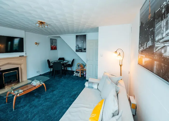 Holiday home 3-bed Retreat - Sleeps 8 Garden & Parking