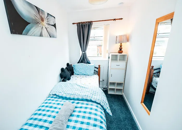 3-bed Retreat - Sleeps 8 Garden & Parking * مانشستر