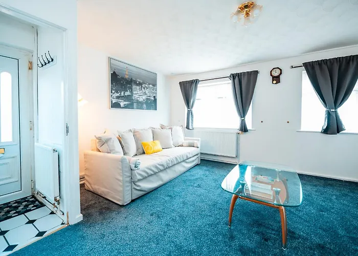 3-bed Retreat - Sleeps 8 Garden & Parking بيت للعطل مانشستر