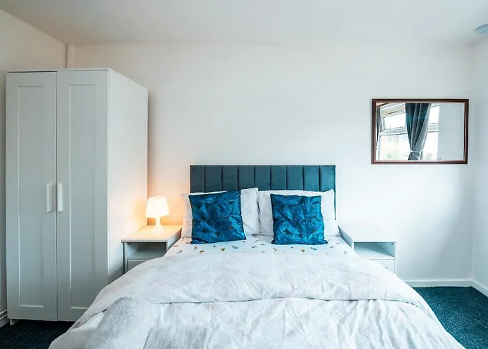 3-bed Retreat - Sleeps 8 Garden & Parking بيت للعطل *