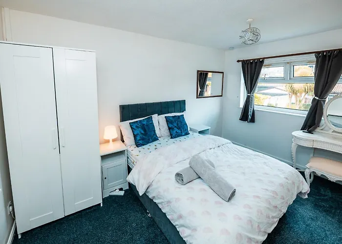 بيت للعطل 3-bed Retreat - Sleeps 8 Garden & Parking