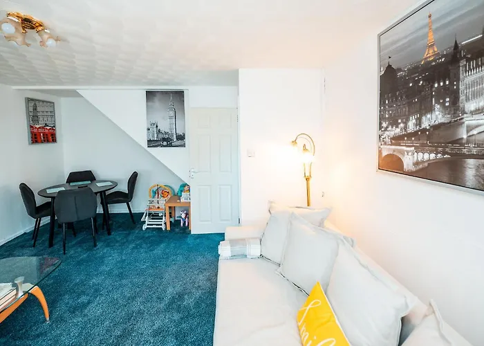 3-bed Retreat - Sleeps 8 Garden & Parking بيت للعطل *