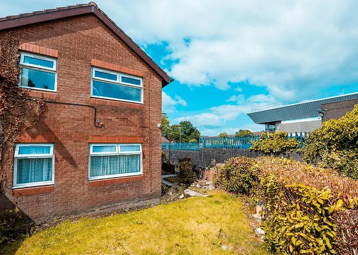 3-bed Retreat - Sleeps 8 Garden & Parking Holiday home