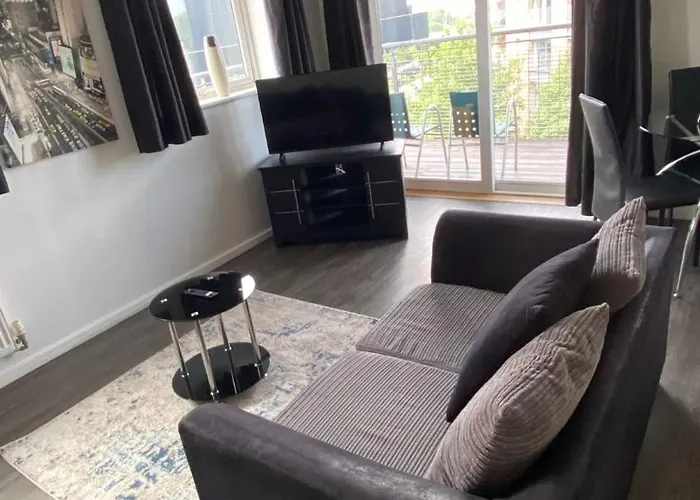 Stylish Spacious 2 Bed Balcony Nr Stadium