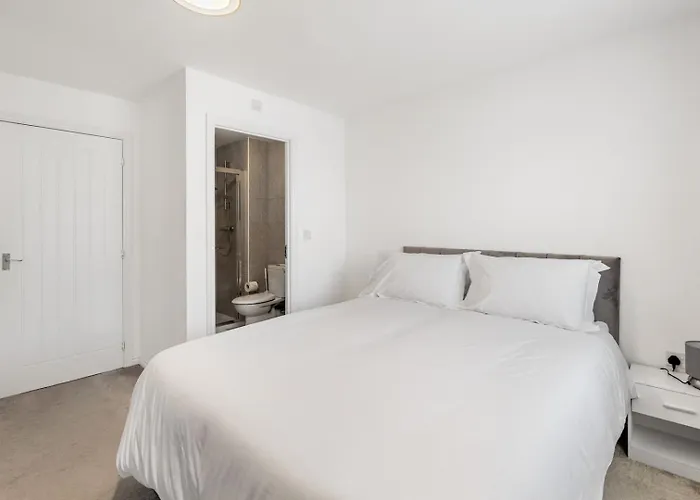 Spacious 4-bed Near Links Сasa de vacaciones *