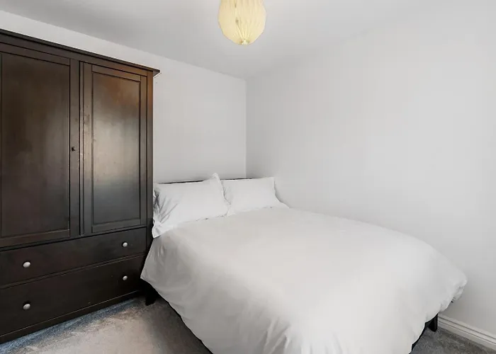 Spacious 4-bed Near Links