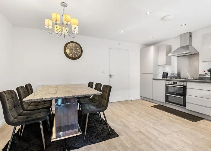 Spacious 4-bed Near Links Сasa de vacaciones *