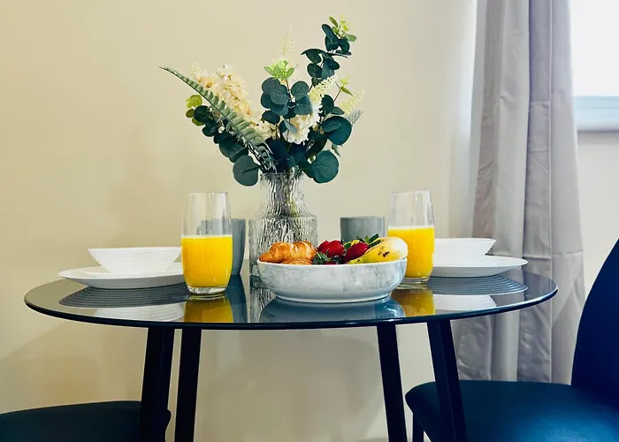 Dom wakacyjny Hub - 2br With Free Parking, Near Airport & Attractions