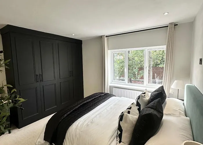 Convenient House By Ankers Contractors With Free Parking