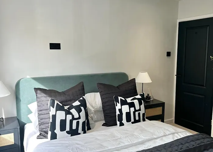 Convenient House By Ankers Contractors With Free Parking 펜션 *