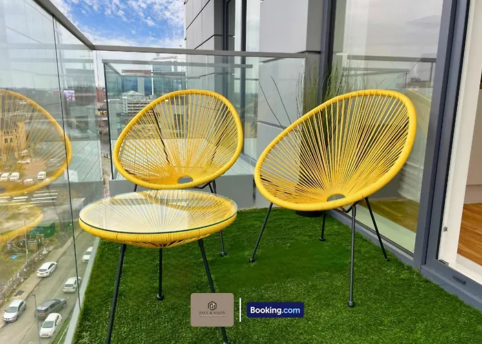 3 Bedroom By Paul & Malin Short Lets & Serviced Stretford With Gym Access * Manchester