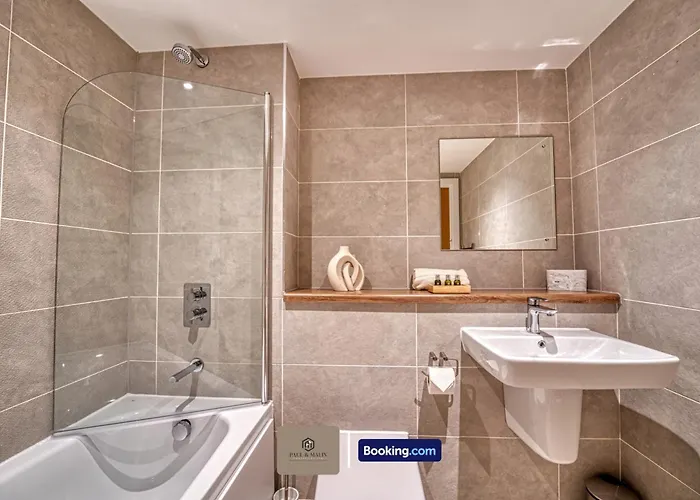 3 Bedroom By Paul & Malin Short Lets & Serviced Stretford With Gym Access *