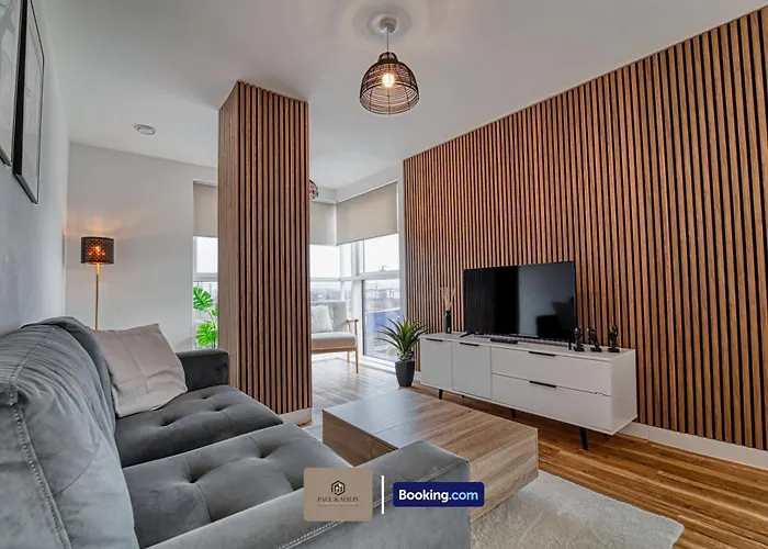 3 Bedroom By Paul & Malin Short Lets & Serviced Stretford With Gym Access *