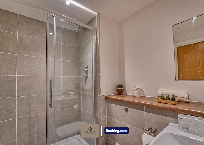 3 Bedroom By Paul & Malin Short Lets & Serviced Stretford With Gym Access Apartamento