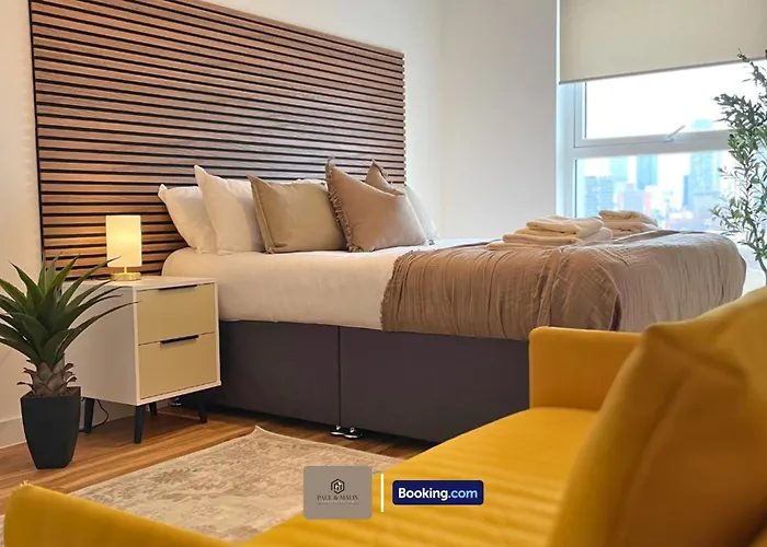 3 Bedroom By Paul & Malin Short Lets & Serviced Stretford With Gym Access * Manchester