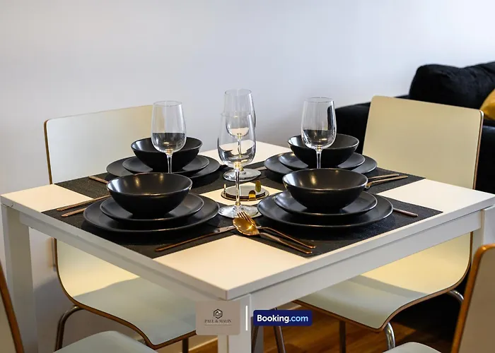 2 Bedroom By Paul & Malin Short Lets & Serviced Stretford With Free Wifi & Gym Access Apartmán