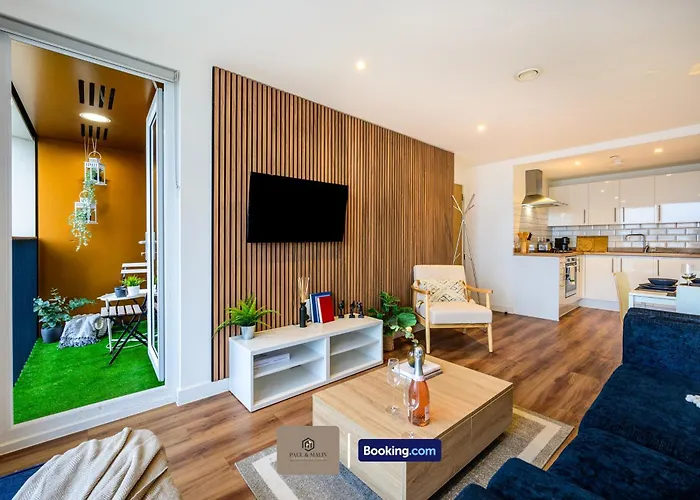 2 Bedroom By Paul & Malin Short Lets & Serviced Stretford With Free Wifi & Gym Access Manchester