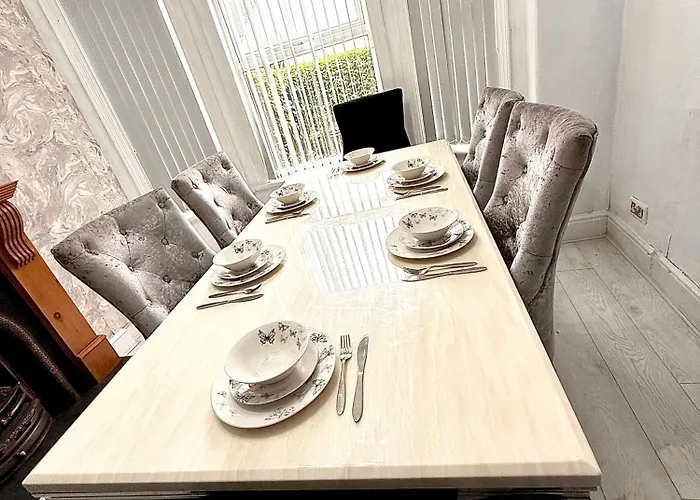 Full With Free Parking In Moss Bank, Crumpsall, *