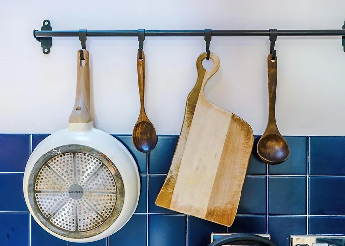 Mcr 2br 2ba, Parking, Wifi, Full Kitchen *