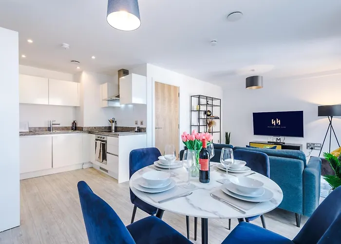 2br Chic And Stylish In Salford, Wifi, Kitchen, Parking With View