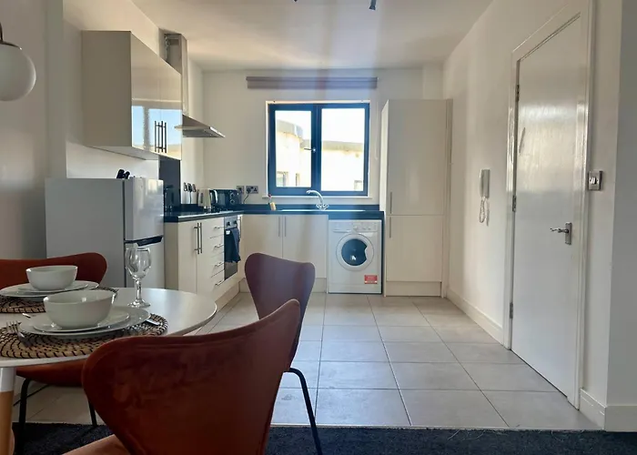 Modern Sleeps 4 & Free Parking Manchester