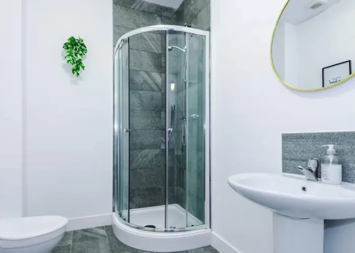 Modern Sleeps 4 & Free Parking Manchester