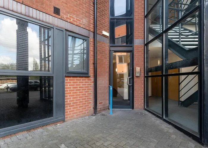 Bright 1 Bedroom Flat In Salford With Parking Available * 맨체스터