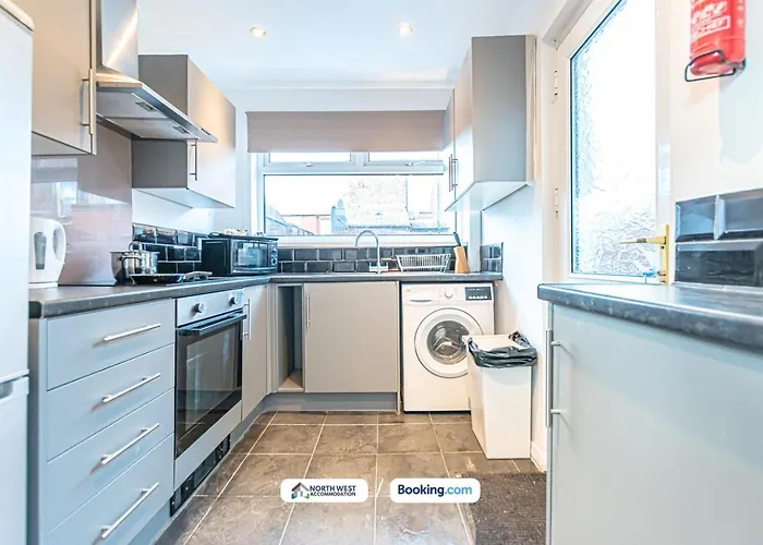 Spacious 3-Bedroom House In Manchester With Free Parking *