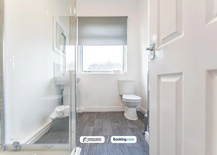 Spacious 3-Bedroom House In Manchester With Free Parking