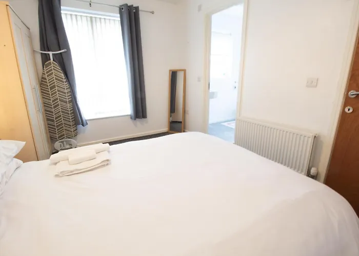 Close To Centre 3-bed Townhouse, Sleeps 7, Free Parking, Great Transport Links 公寓