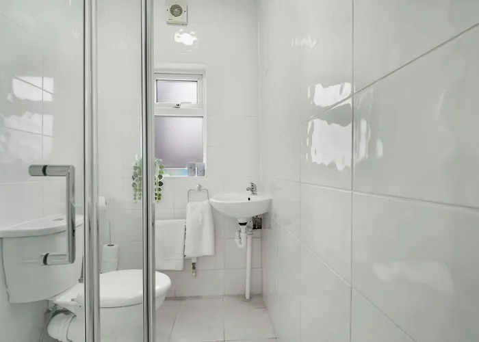 Guestready - Charming In Vibrant Levenshulme Манчестер