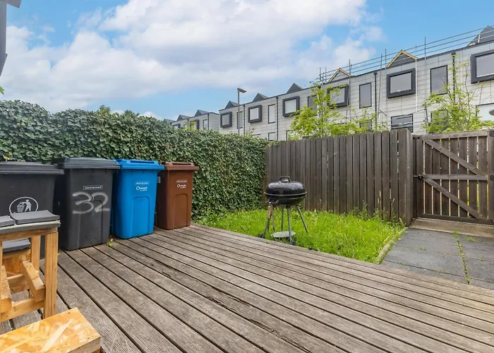 Large Townhouse 5 Beds With Two Parking Spaces - Centre *