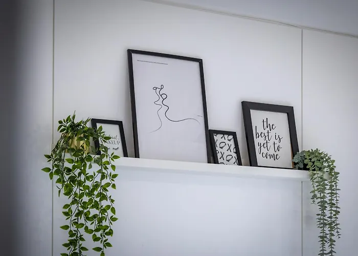 Large Townhouse 5 Beds With Two Parking Spaces - Centre Manchester