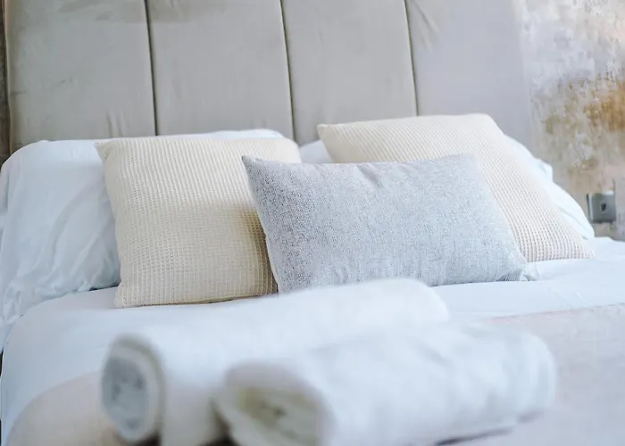 Daire 2br Chic And Stylish In Salford, Wifi, Kitchen, Parking With View