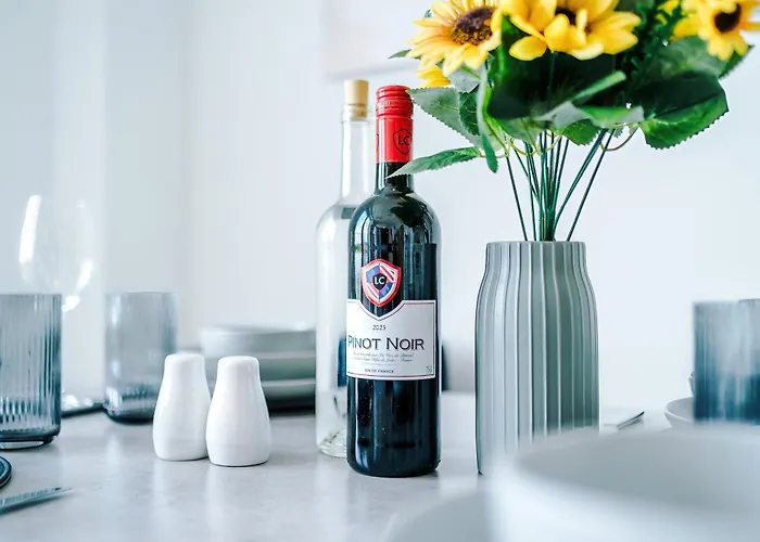 2br Chic And Stylish In Salford, Wifi, Kitchen, Parking With View Daire *