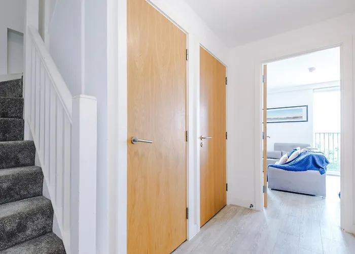2br Chic And Stylish In Salford, Wifi, Kitchen, Parking With View Daire Manchester