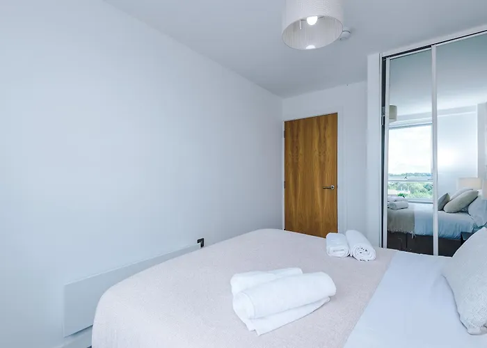 2br Chic And Stylish In Salford, Wifi, Kitchen, Parking With View Daire Manchester