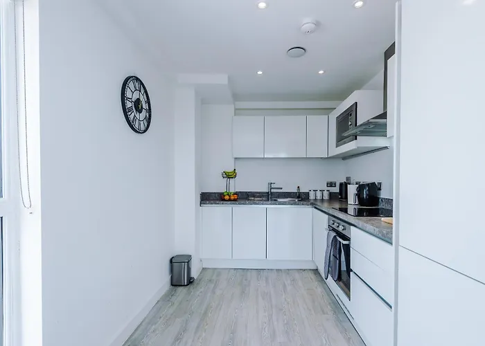 Daire 2br Chic And Stylish In Salford, Wifi, Kitchen, Parking With View