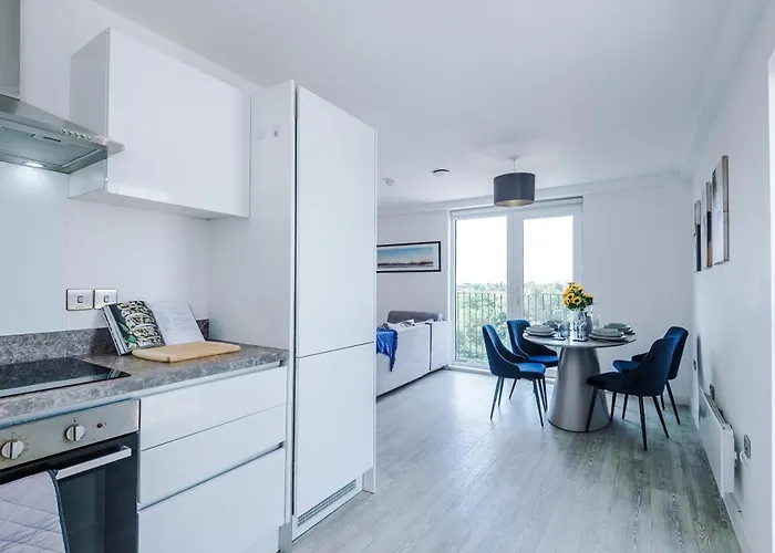 2br Chic And Stylish In Salford, Wifi, Kitchen, Parking With View Daire *