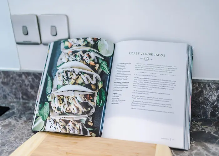 2br Chic And Stylish In Salford, Wifi, Kitchen, Parking With View