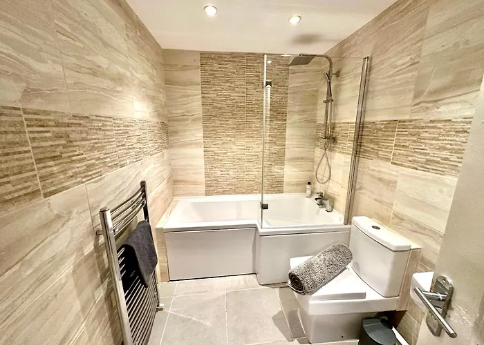 Stylish 4br Townhouse On Stretford Marina - Waterside In M32 Διαμέρισμα *