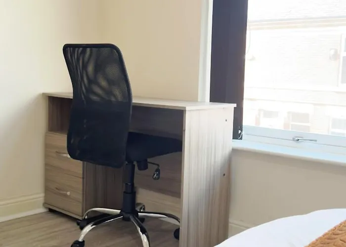 Stylish 3 Bedroom House 60 - Free Parking 度假居 *