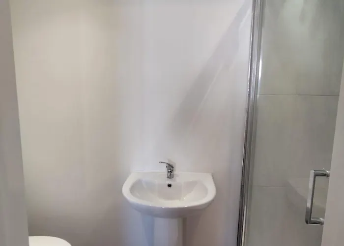 En-suite Double-bedroom In The Heart Of Salford Cr4 Perfect For Short Gasthof Manchester