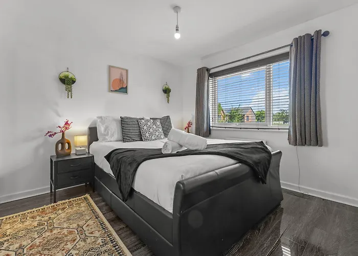 New Large Townhouse 3 Bedrooms 4 Beds And Parking 펜션