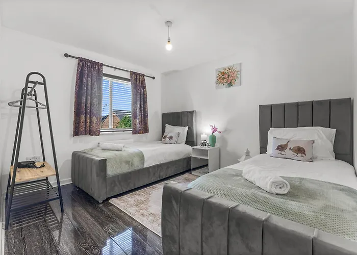 New Large Townhouse 3 Bedrooms 4 Beds And Parking