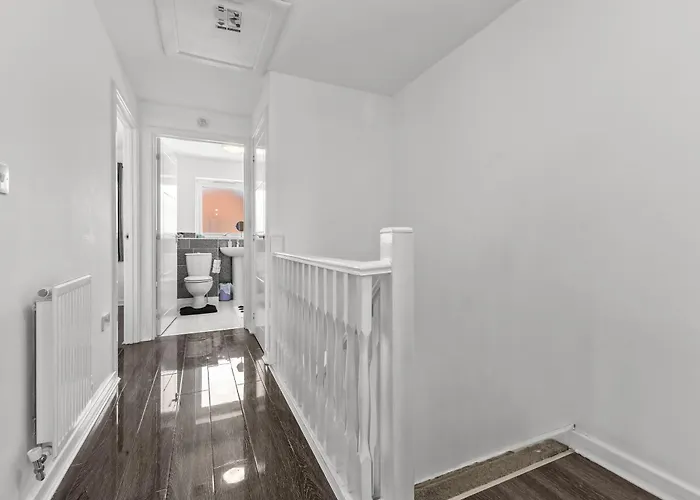 New Large Townhouse 3 Bedrooms 4 Beds And Parking 맨체스터